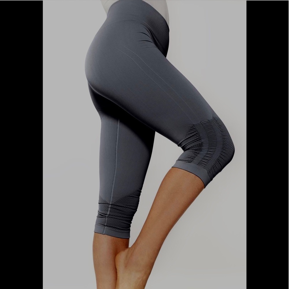 Lululemon Awakening Stretch Crop Seamlesss Leggings Pants Capri Minimalist Gray